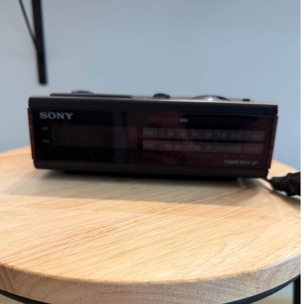 Vtg Sony Dream Machine ICF-C4W Vintage FM AM Digital Clock Radio Woodgrain Black